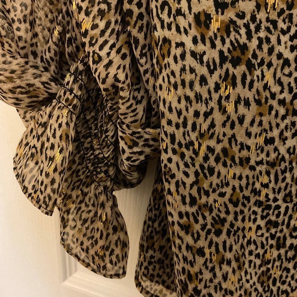 Beautiful ladies v neck long sleeve blouse.  Like new!  Vince Camuto size large - Picture 4 of 9